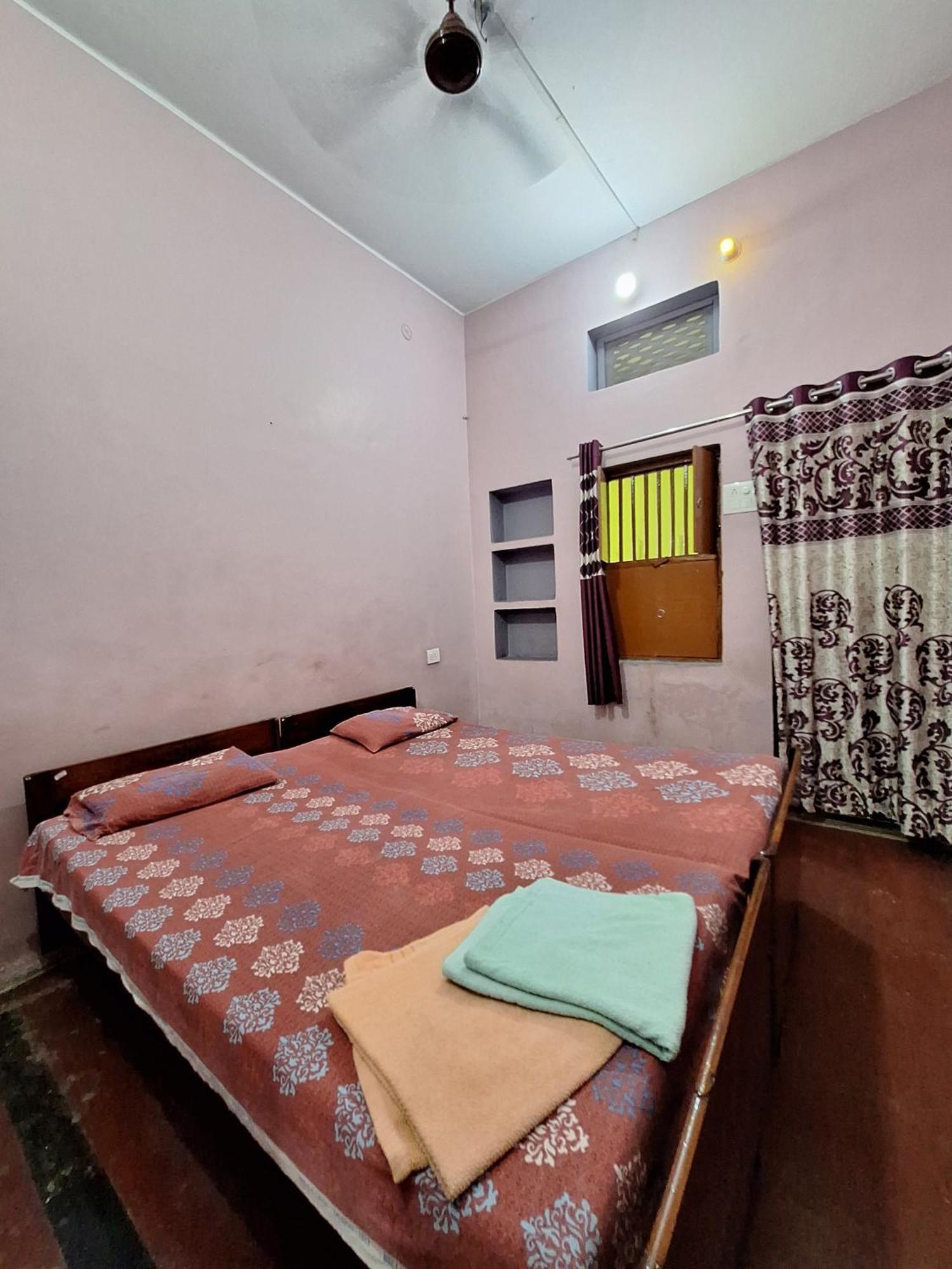 Vishnu Rest House Varanasi Exteriör bild
