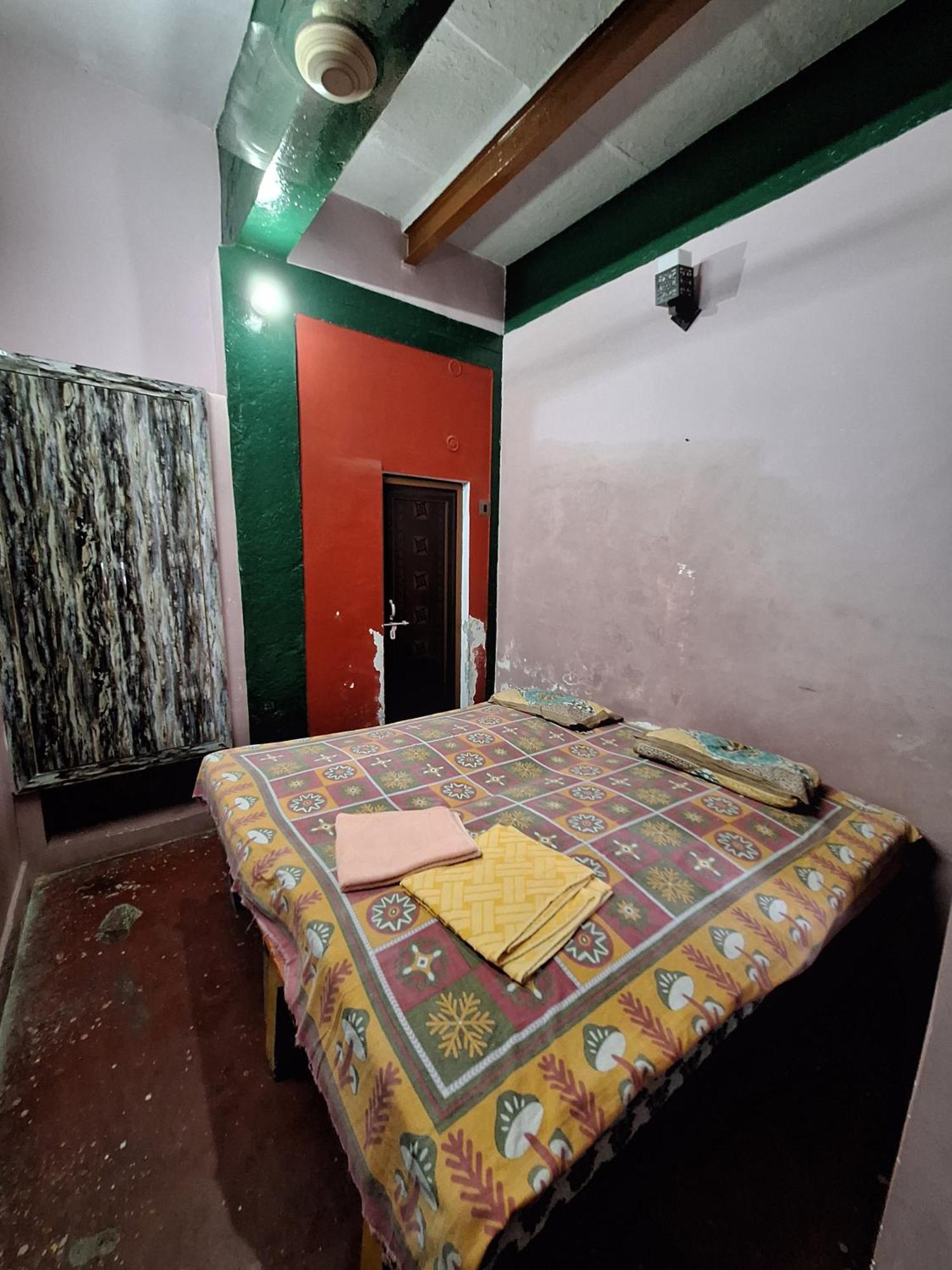 Vishnu Rest House Varanasi Exteriör bild